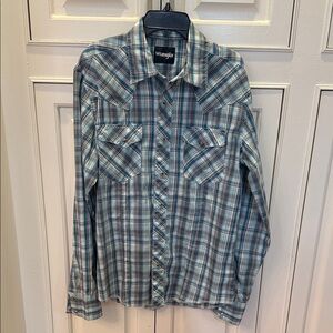 Wrangler Men's Casual Blue and White Plaid Shirt size m.  Cat eye buttons